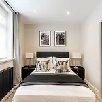 Urban Chic 2-Bedroom Mews Escape