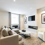 Urban Chic 2-Bedroom Mews Escape
