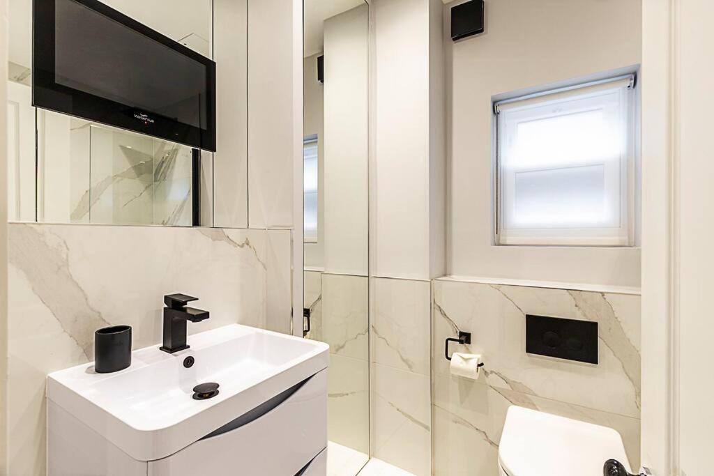 Urban Chic 2-bedroom Mews Escape * Londra