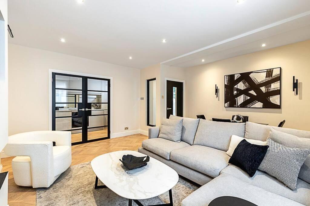 Urban Chic 2-bedroom Mews Escape